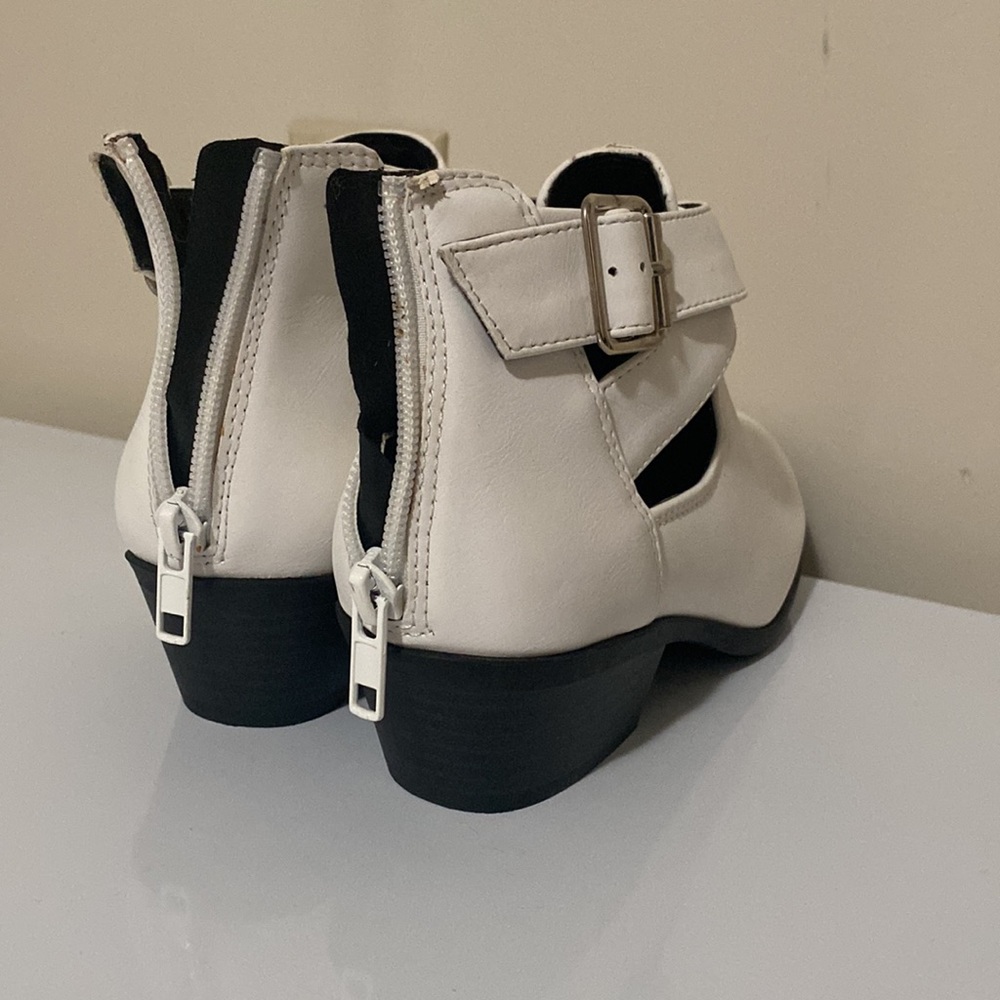 White booties - Picture 2 of 3